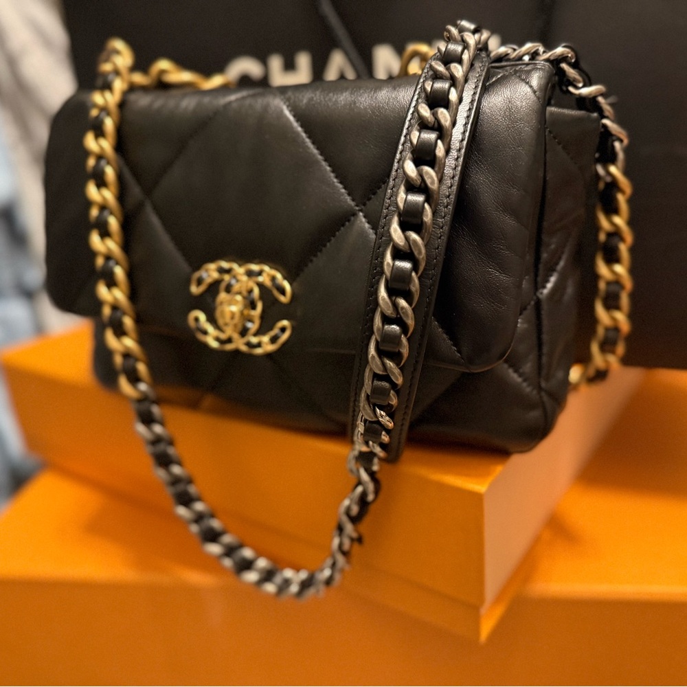 CHANEL 19 BRAND NEW WITH MICROCHIP and full set!